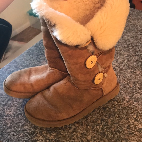 Button uggs - Picture 2 of 3